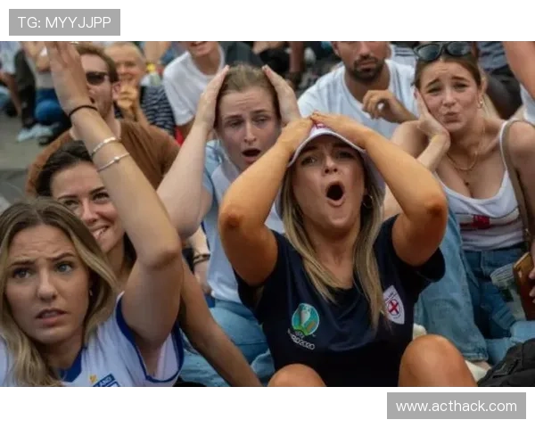 欧洲杯冠军游行盛大举行，球迷热烈庆祝夺冠